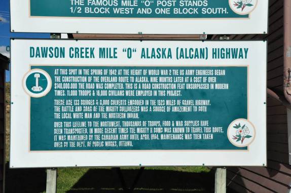 Placa informativa sobre a Alaska Highway, em Dawson Creek, na British Columbia, no Canadá